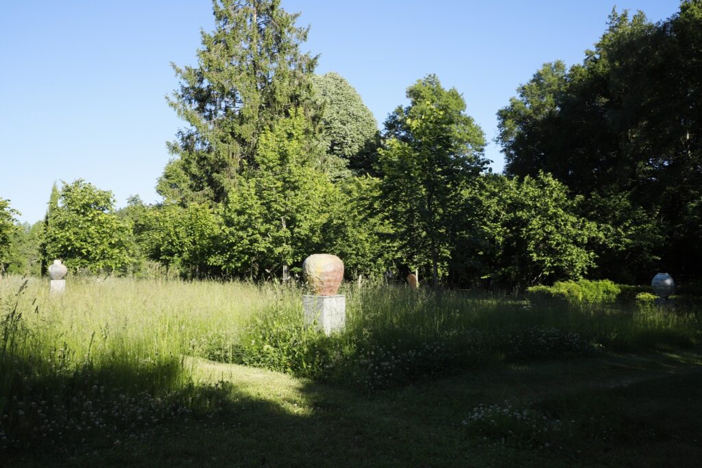 Bassinet, au premier plan, jarre de Michel Cohen